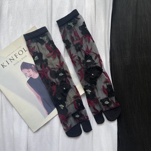 Chaussettes Tabi en maille brodée Rose Gothique Jingwen OEM Oeko Tex100 - Chaussettes transparentes à deux orteils motif floral vintage - Product Image 4