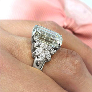 Anello di Fidanzamento F796 in Oro Bianco con Diamante Taglio Smeraldo Colore D Naturale per Donna - Product Image 2