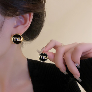 Boucles d'oreilles clous tendance coréennes en argent avec lettres en diamant, breloques en cristal noir rondes, bijoux pour femmes - Product Image 4