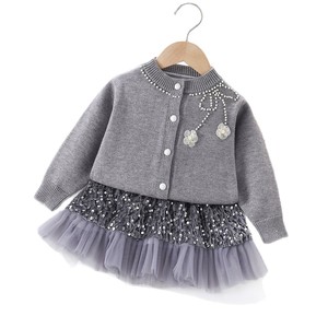 Nuovo set coreano di design rosso e grigio, gonna corta elegante con paillettes e cardigan per ragazza - Product Image 4