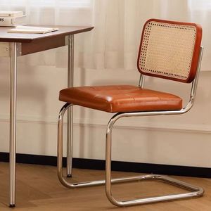 Silla de comedor tapizada en cuero con estructura metálica y respaldo de ratán, estilo nórdico moderno para sala de estar, cafetería, hotel, restaurante - Product Image 1