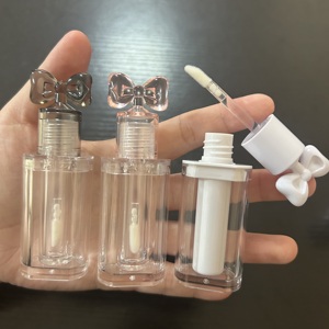 <span class=keywords><strong>ISMAN</strong></span> Vente en gros de tubes de gloss à lèvres miniatures de 2,5 ml avec nœud papillon, design mignon, emballage vide pour gloss à lèvres, rose, noir, blanc, logo personnalisé - Product Image 1