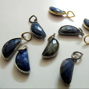 Colgante de piedras preciosas facetadas Briolette de media luna con forma de lapislázuli natural, colgantes y dijes finos - Product Image 1