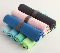 2025 personnalisé couleur unie 200gsm pliable imprimé microfibre daim tissu serviette de plage avec bande élastique