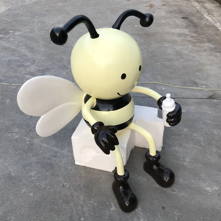 Estatua de dibujos animados de little Bee para exteriores, figuritas creativas de otoño al suelo, artesanías de fibra de vidrio personalizadas de hecho para Hotel y jardín