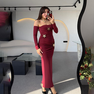 Vestido largo rojo ajustado con hombros descubiertos y adornos para la noche - Product Image 3