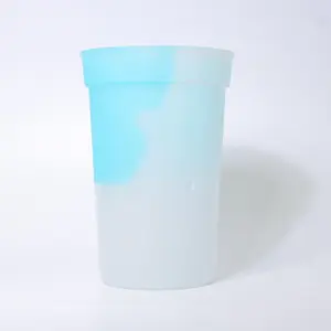 16Oz 24Oz เปลี่ยนสีถ้วยพลาสติกที่มีฟางและฝาปิดถ้วยเปลี่ยนสี