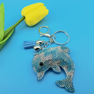 Ciondolo a catena per borsa con delfino in velluto coreano creativo, con strass termoadesivi a forma di animale cartone animato e motivo a delfino - Product Image 3
