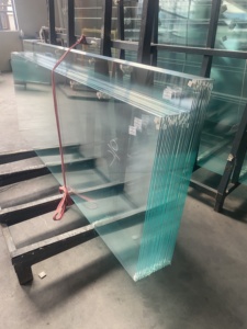 Verre trempé ultra-clair de 5 mm sur mesure, haute transmission lumineuse, faible teneur en fer, verre renforcé pour fenêtres et balustrades de bâtiment - Product Image 2