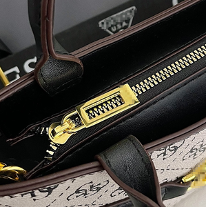 Bolsos de Hombro de Diseñador para Mujer Guesses, Bolso Bandolera de Cuero PU con Monograma Elegante y Correa Ancha - Product Image 4