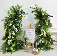Décoration florale d'entrée de mariage très populaire : Arche de fleurs artificielles rouges, vertes et roses pour toile de fond de mariage