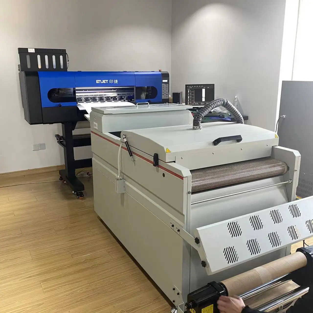 เครื่องพิมพ์ดิจิตอลสองหัวพิมพ์ประสิทธิภาพสูงเครื่องพิมพ์ DTF สีที่ละเอียดอ่อนมากขึ้นผงฟิล์มสัตว์เลี้ยงพร้อมเครื่องถ่ายโอน