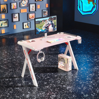 Table de jeu holographique transparente avec projection 3D et cartes de bataille à commande tactile, structure métallique, surface en cuir, design moderne