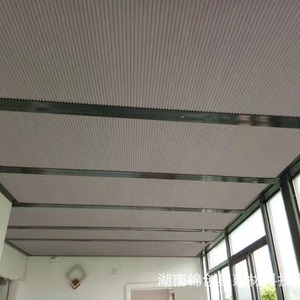 Persianas Enrollables Eléctricas Opacas para Protección Solar, Diseño Moderno de Plástico, Instalación en Techo, Anti-UV, Láminas Anchas con Patrón Horizontal - Product Image 1
