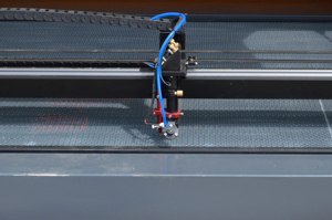 2022 Giá Tốt Nhất Tự Động <span class=keywords><strong>Foucus</strong></span> 1600*1000Mm CO2 Laser Cắt Khắc Giá Máy - Product Image 6