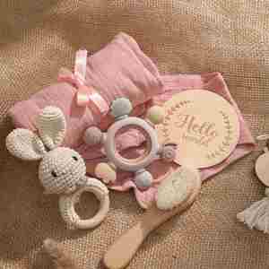 Coffret Cadeau Naissance avec Couverture Bébé, Brosse à Cheveux, Hochet de Dentition, Serviette – Cadeaux Grossesse et Nouvelle Maman – Vente en Gros de Cadeaux de Naissance - Product Image 6