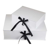 Boîte en Papier Pliable de Luxe Personnalisée Blanche avec Rabat Magnétique pour Vêtements et Ruban Noir