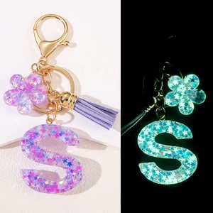 Llavero Luminoso con Inicial Brillante, Amuleto de Resina que Brilla en <span class=keywords><strong>la</strong></span> Oscuridad con Flor y Borla para Uso Diario - Product Image 4
