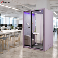 Cabine de bureau insonorisée et portable pour l'isolation et l'intimité, idéale pour l'enregistrement en studio ou comme poste de travail mobile.