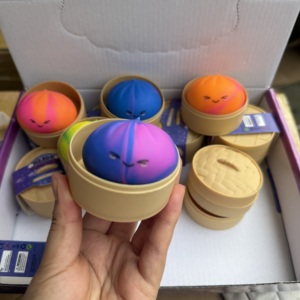 ของเล่นบีบตุ๊กตาหมอนอิงหลากสี TPR ขนาด 5.3 ซม. ของเล่นบีบตุ๊กตาหมอนอิงแบบสุ่ม ของเล่นบีบตุ๊กตาหมอนอิงแบบกลิตเตอร์ - Product Image 1