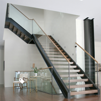 Escalier droit en bois américain avec marches étroites et garde-corps en verre