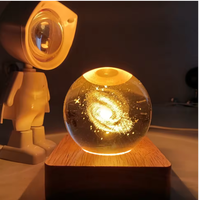 Lampe LED 3D Illusion Boule de Cristal 6cm avec Base en Bois Sculpté, Support de Lampe 3D Artisanat en Bois Moderne USB