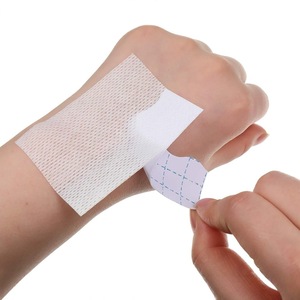 Rollo de cinta adhesiva médica no tejida, cinta adhesiva ancha transpirable, impermeable, hipoalergénica, sensible a la presión. - Product Image 3