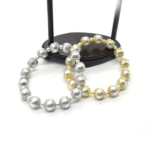 Pulsera de Perlas con Encaje Metálico Estilo Corte, Aleación de Zinc Dorada y Plateada, Patrón Geométrico de Bolas, Regalo de Joyería - Product Image 5