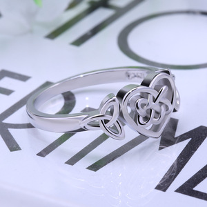 Anello classico con nodo celtico a forma di cuore per donna, elegante design intarsiato, gioielli alla moda per tutti i giorni - Product Image 4