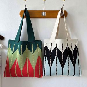 Sac à bandoulière tricoté grande capacité style forêt avec empiècements ondulés pour femme – Sac à main tricoté tendance pour l'hiver - Product Image 1