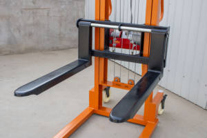 1T * 1.6M 1T * 2M 1T * 2.5M 1T * 3M 2T * 1.6M התוספת עם מנוע חצי חשמלי-stacker התוספת מנוע מלגזה מערם - Product Image 2