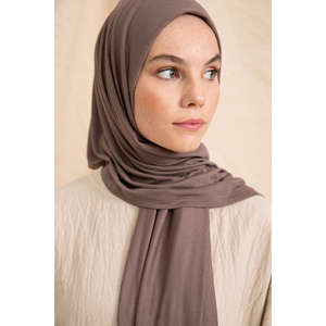 Bufanda de Algodón Color Visón Oscuro, Larga y Lisa, Accesorio de Moda para Mujer - Product Image 2