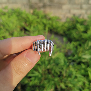 New Punk Vintage <span class=keywords><strong>Gothic</strong></span> <span class=keywords><strong>Metal</strong></span> Rings argento Black Angel Ring For Women Skeleton Female Set Ring For Women Jewelry Gifts - Product Image 4