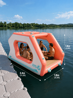 Plateforme flottante gonflable en forme de catamaran avec bar et parc aquatique pour les vacances en famille à la plage