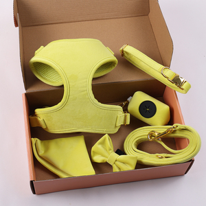 ペット用品 新スタイル ベルベット製犬用ハーネスセット ゴールドメタルバックル付き ネオンイエロー クラッシュベルベット ハーネスとリード 犬用 - Product Image 1