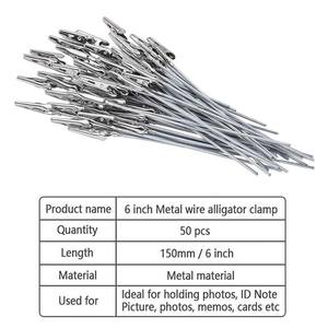 Pinza de Cocodrilo de Alambre Metálico con Clip de Cola Larga, Colores Personalizados, Base Cúbica de 6 Pulgadas, Porta Tarjetas de Lugar, Porta Números de Mesa - Product Image 2