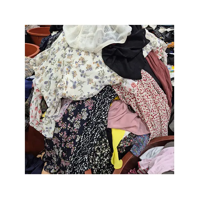 फ़ैक्टरी उच्च गुणवत्ता वाले कोरियाई उत्पादों की आपूर्ति करती है, पुरुषों और महिलाओं के लिए प्रयुक्त कपड़ों के बैग, पुराने कपड़े, पुराने बैग, पुराने जूते पैक करती है