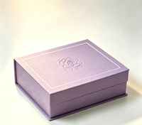 Boîte cadeau magnétique rigide de luxe personnalisée, boîte d'emballage en papier à couvercle à charnière avec gaufrage rose en relief pour bijoux, cosmétiques, cadeaux de fêtes
