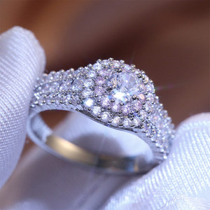 Anello in stile principessa per donna con accenti di pietre scintillanti, elegante gioiello da dito alla moda - Product Image 3