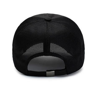 Gorra Trucker Transpirable de Malla con Protección Solar para Deportes al Aire Libre y Pesca, Negra con Cierre Trasero Ajustable - Product Image 1