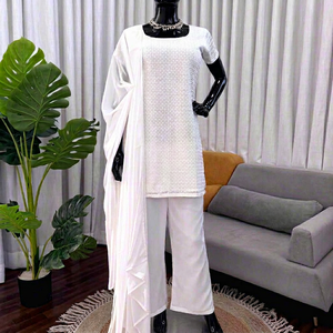 Ensemble ethnique blanc en faux georgette imprimé, comprenant un tunique, un pantalon coupe bootcut et un châle, idéal pour les mariages, les fêtes et le Diwali - Product Image 1