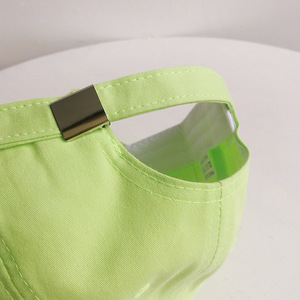 قبعة بيسبول للأطفال الصغار بألوان صلبة وتصميم جديد لعام 2021، قبعة صيفية للأطفال من القطن مع تطريز شعار مخصص بالجملة - Product Image 4