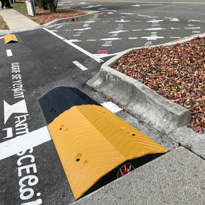 Xinye marque sécurité routière rampe d'incident de <span class=keywords><strong>trafic</strong></span> rampe en <span class=keywords><strong>caoutchouc</strong></span> <span class=keywords><strong>tapis</strong></span> de rampe couverture de câble vitesse bosses route bosse câble protecteur câble fil cordon - Product Image 2