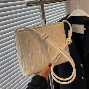 [37 000 personnes ont récolté ce produit] Nouveau style <span class=keywords><strong>2022</strong></span> Sac seau pour femme en PU uni avec fermeture éclair, design plissé, pour les loisirs et les voyages - Product Image 4