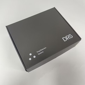 Cajas de Envío Ecológicas Impresas en Plata sobre Negro - Cajas de Cartón Corrugado Negro Mate Personalizadas para Tecnología y Ropa - Product Image 1