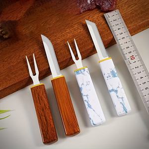 Ensemble de couverts de voyage |   Ensemble compact de couteau et de fourchette à emboîtement |   Couverts en plastique durable à texture bois - Product Image 1