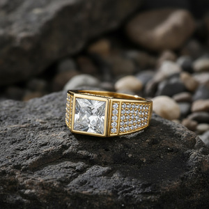 Anillo de Compromiso Unisex de Lujo con Moissanita Corte Princesa, Chapado en Oro de 18K, Engaste Pavé Geométrico - Product Image 5