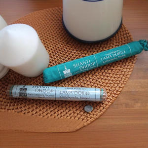 Incienso hecho a mano de Nepal, madera perfumada de sándalo y material de semillas para uso religioso, fragancia de día y noche temprano en la mañana - Product Image 4