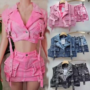 Completo in denim rosa retrò casual lavorato a maglia con ricami e grandi tasche, 2 pezzi, tinta unita, primavera estate, gilet corto senza maniche e pantaloncini a vita alta - Product Image 1