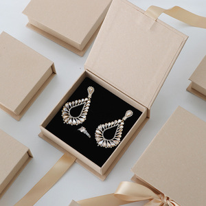 Emballage de bijoux sur mesure gris ardoise, style livre, avec finition <span class=keywords><strong>grain</strong></span> de pierre et fente interne pour <span class=keywords><strong>carte</strong></span>, pour une image de marque de luxe. - Product Image 4